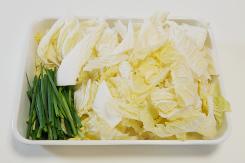 白菜は大きめのざく切り、小ねぎは長さ7～8cmに切る。