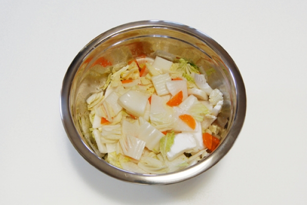 白菜は3cm角、大根は3～4mm厚さのいちょう切り、人参は2～3mm厚さの半月切りにし、塩をかけて混ぜあわせ、20分ほどおく。
