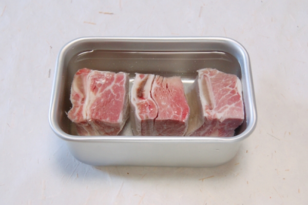 肉はかぶる程度の水に浸して5時間ほどおいて、血抜きをする。
