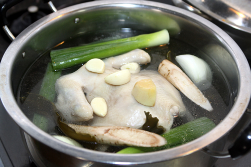 鍋に（1）の鶏肉とAを入れ蓋をして強火にかけ、煮立ったら弱火にして30分ほど煮込む。昆布を取り出し、さらに30分ほど煮込む。