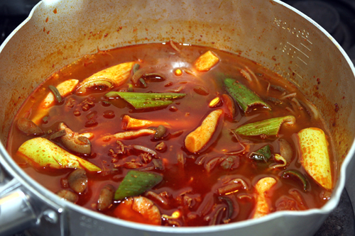 煮立ったら中～弱火で10分ほど、大根がやわらかく煮えたら長ねぎ、豆もやし、しめじを加え、1分ほど煮てから塩を加えて味を整える。