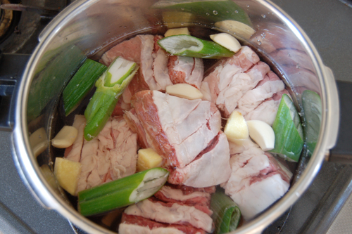 肉をきれいに洗って余分な脂を取り、数カ所に切り込みを入れる。鍋に肉とAを入れ、30分ほど煮る（圧力鍋の場合は10～15分ほど）。