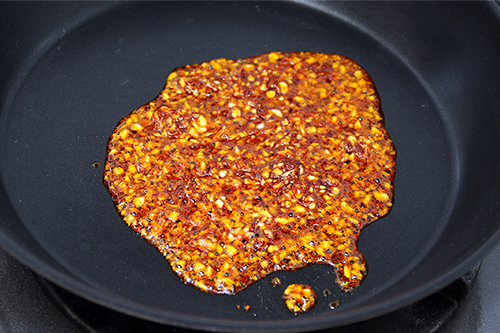フライパンにオリーブオイルと唐辛子、にんにくを入れ、焦げないように注意しながら弱火でじっくり炒める。