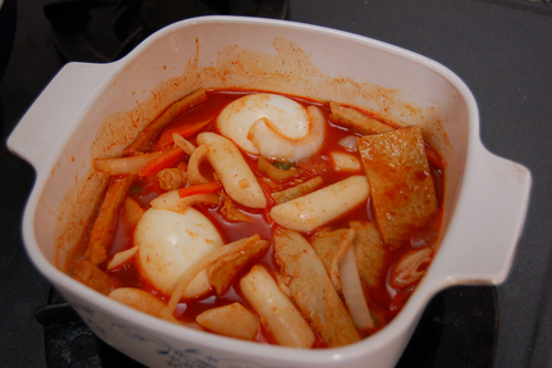 残りの材料をすべて入れ、トッポッキが鍋に貼りつかないよう混ぜながらとろみが出るまで5分ほど煮込む。
