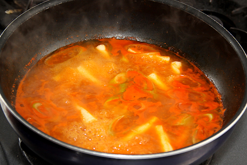 鍋に水と長ねぎを入れ沸騰したら１分ほどグツグツと煮る。トッポッキとＡを加え、さらに3分ほど煮込む。
