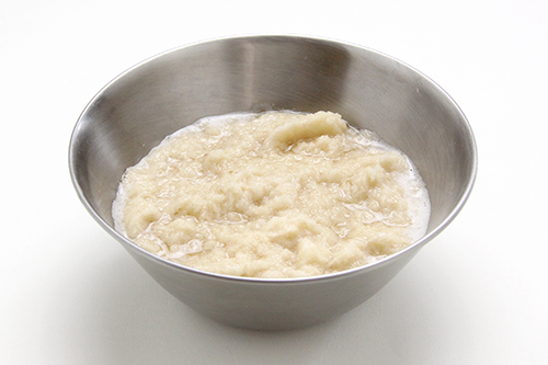 じゃがいもは皮をむいてすりおろし、片栗粉と塩を加えてよく混ぜあわせる。