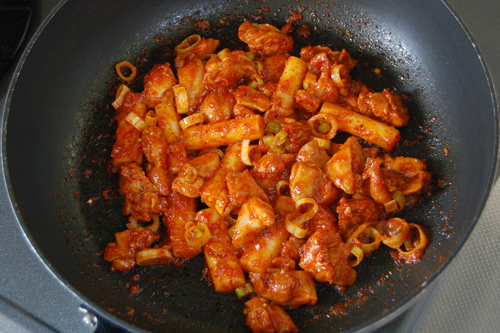 フライパンに（1）とトッポッキを入れて火にかけ、中火で5分ほど炒める。鶏肉に火が通りトッポッキがやわらかくなったら、長ねぎを加えて軽く炒める。