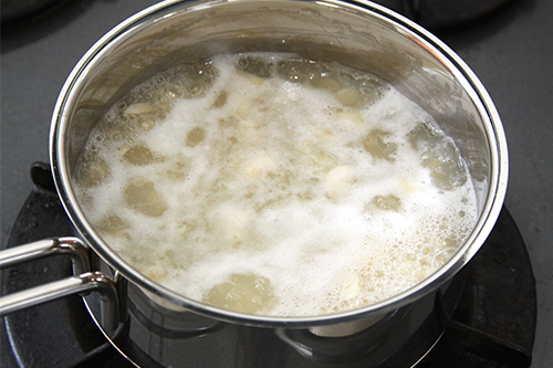鍋にたっぷりの水と大豆を入れて、ふたをせずに強火にかける。沸騰したら火を弱め、アクを取りながら3分ほどグツグツ煮る。
ゆで上がったら1分ほどそのままにして、豆の臭みを消す。

