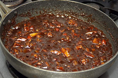 （2）のチュンジャンを加えて混ぜあわせ、水を加えて2～3分煮たら水溶き片栗粉でとろみを付ける。
