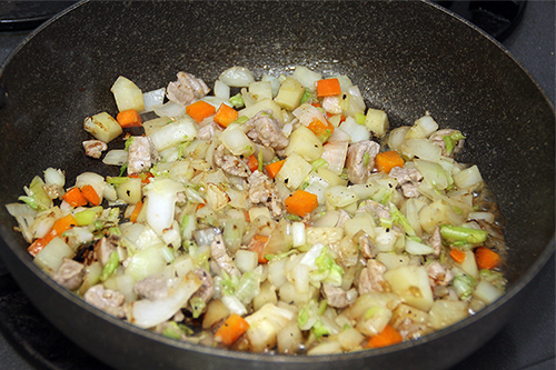 角切りにした野菜を加え、じゃがいもが柔らかくなるまで中～強火で2分ほど炒めたらAの味付けを加え、中火で1分ほど炒める。
