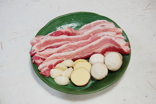豚肉は1cm厚さに切る（少し凍っている方が切りやすい）。さつまいもは7mm幅の輪切りにする。マッシュルームは石づきを取る。