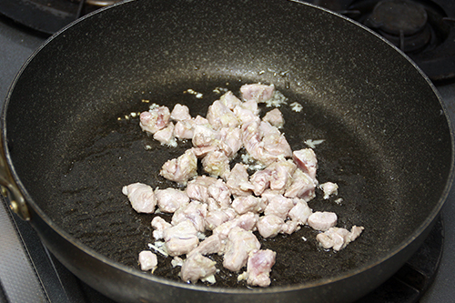 フライパンにサラダ油（大さじ2）を熱し、にんにくとしょうが、豚肉を入れ強火でしっかりと炒める。
