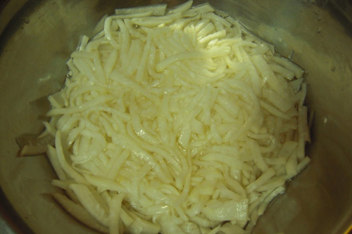 大根は太めの千切りにしてボールに入れ、Bの塩と砂糖を加えて混ぜ合わせ30分ほどおく。小ねぎは3cm長さに切る。