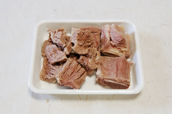肉を薄切りにして数カ所切り込みを入れる。鍋に肉とかぶる程度の水（分量外）を入れて火にかけ、煮立ったら2～3分ゆでて取り出し、しっかり洗って水気を切る。