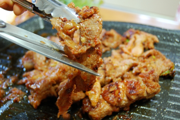 鉄板またはフライパンにごま油（分量外）を熱し、肉の両面をしっかりと焼いたらロース肉をはさみで一口大に切り器に盛る。
