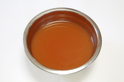 （1）のスープが完全に冷めたら、牛肉と玉ねぎ、にんにく、しょうがを取り出し、脂を取り除く。
スープと水キムチ汁を混ぜあわせ、味見をして足りないようなら塩（分量外）で調整する。