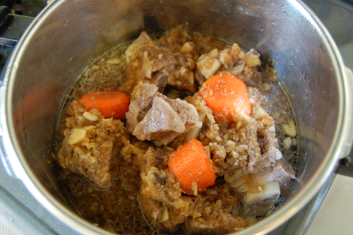 大きめの鍋に（1）の肉と、肉を煮込んだスープ150ml、B、人参を入れて強火にかける。煮立ったら蓋をして、途中4～5回混ぜ合わせながら中～弱火で30分ほど煮込む。人参がやわらかくなったら、栗と長ねぎを入れ、さらに3分ほど煮る。